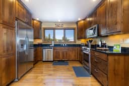 Secluded Luxury Duplex: Hot Tub, 5 Min to Slopes