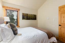 Slopeside Retreat: Ski Access, Hot Tub & Views