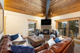 Slopeside Retreat: Ski Access, Hot Tub & Views