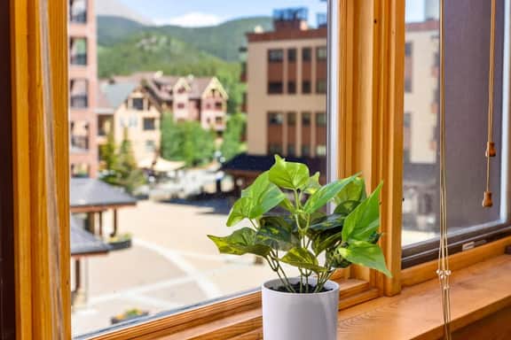 Ski-In/Out Mountain Condo w/Hot Tub & Pool Access