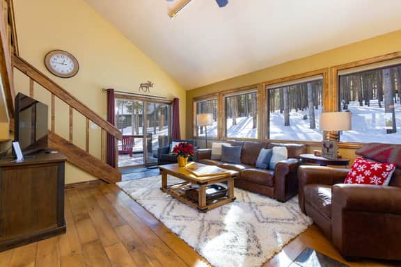Secluded Luxury Duplex: Hot Tub, 5 Min to Slopes