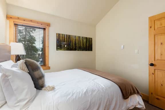 Slopeside Retreat: Ski Access, Hot Tub & Views