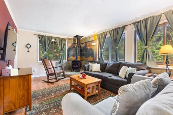 Mountain Cabana: Forest Views, Fireplace, Pet & Kid Friendly