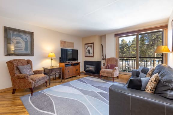 Ski-In/Ski-Out Breck Condo w/ Pool & Free Parking